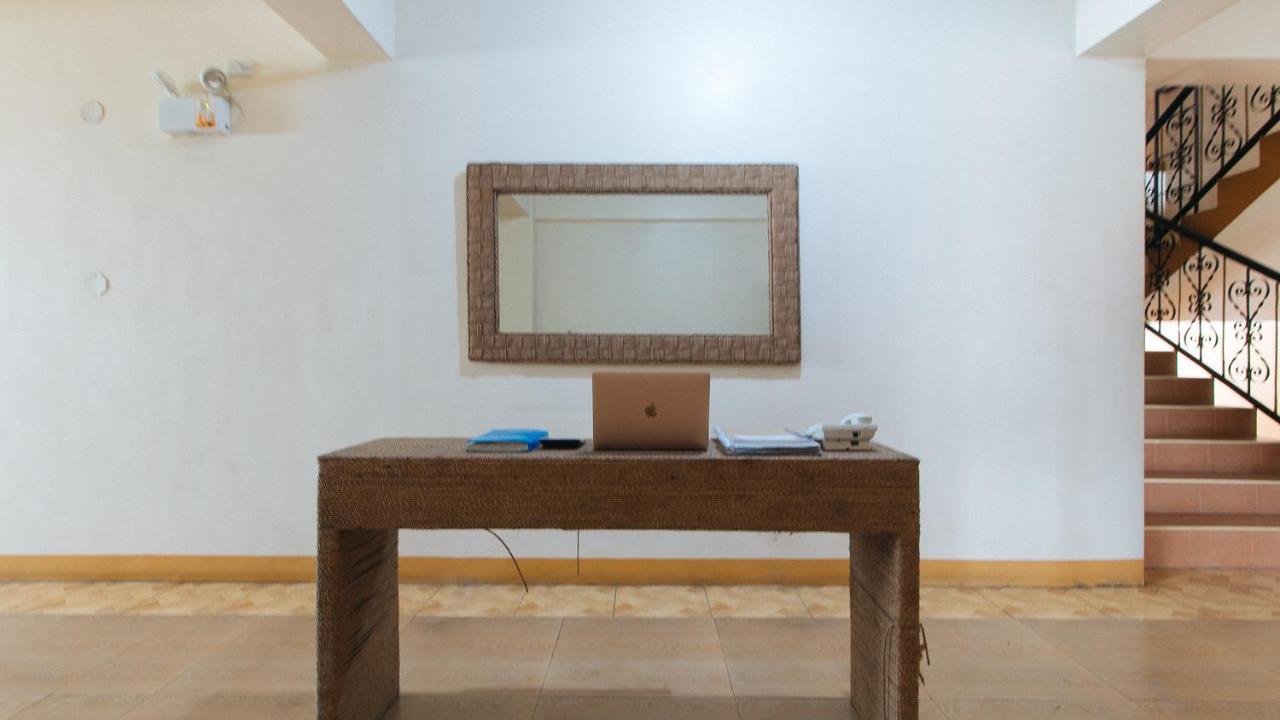 Reddoorz @ Golden Skye Hotel Guagua Bagian luar foto